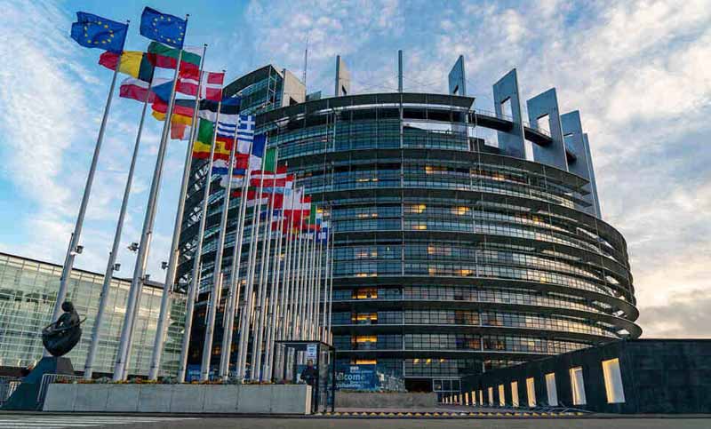 El Parlamento Europeo aprueba acuerdo con el Reino Unido y culmina la interminable saga del Brexit