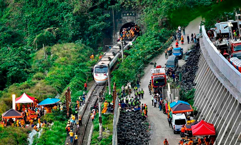 Al menos 51 muertos y 146 heridos tras descarrilar un tren en Taiwán