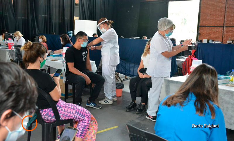Comienzan a vacunar al personal de las escuelas dependientes de la Universidad Nacional de Rosario