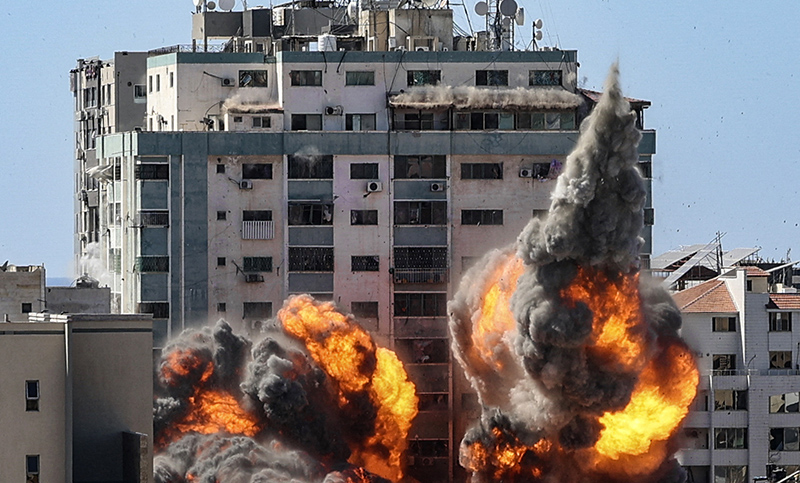 Israel lanza sus ataques más fuertes en Gaza y afirma que destruyó túneles de Hamas