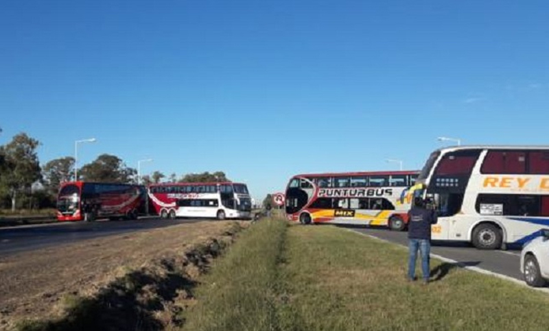 Transportistas y operadores de turismo cortaron la autopista Santa Fe-Rosario