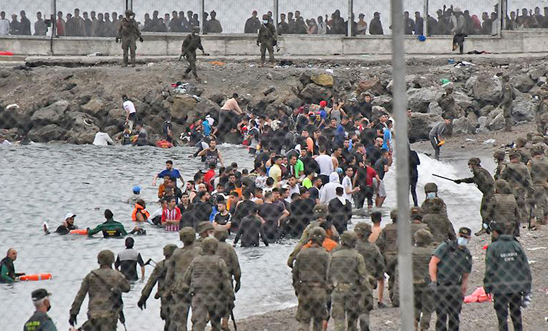 Siguen llegando migrantes a Ceuta y la Unión Europea advierte que no se dejará intimidar