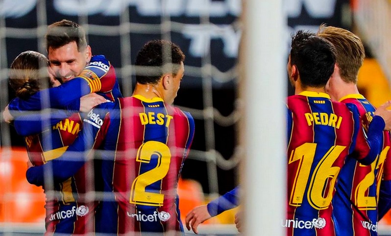 Dos goles de Messi en el triunfo de Barcelona que sigue luchando por el título