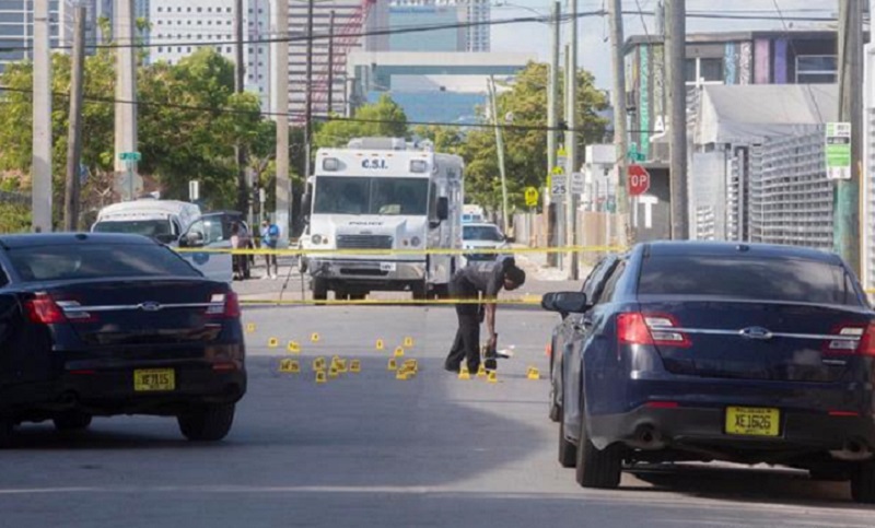 Dos muertos y más de veinte heridos en un tiroteo en Miami