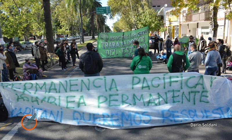 Trabajadores de Niñez se manifestaron frente a Desarrollo Social contra precarización laboral