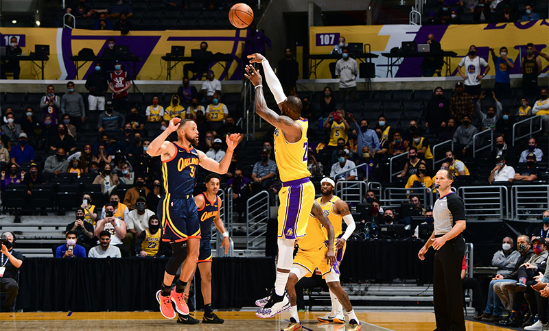 LeBron James se quedó con el duelo ante Stephen Curry en un triunfazo de los Lakers en la NBA