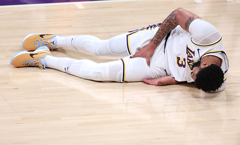 Noche de terror para los Lakers: Phoenix igualó la serie y Anthony Davis salió lesionado