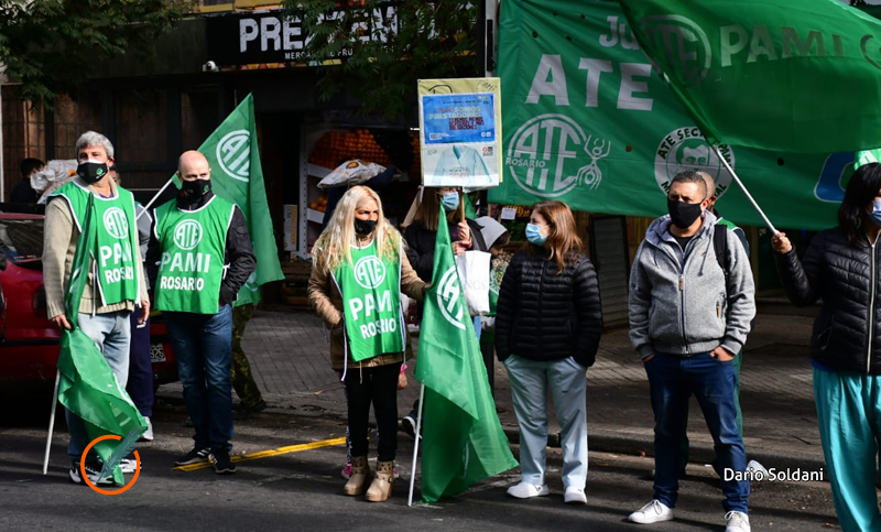 Protesta frente a Pami para pedir la inclusión de 300 trabajadores al acuerdo de aumento salarial