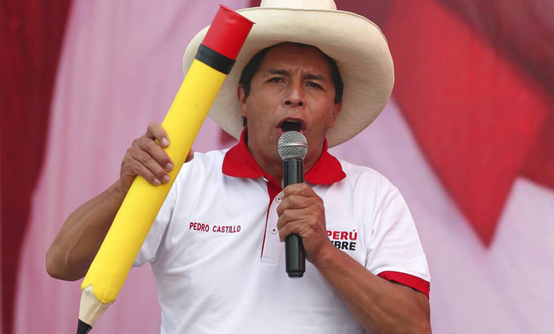 Con margen mínimo, Castillo se impone a Fujimori en elecciones de Perú