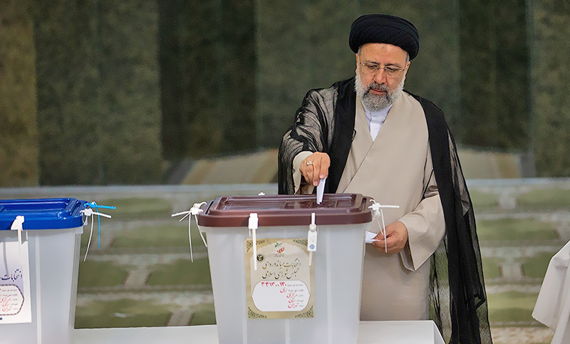 Con menguada participación, los iraníes votan para elegir presidente