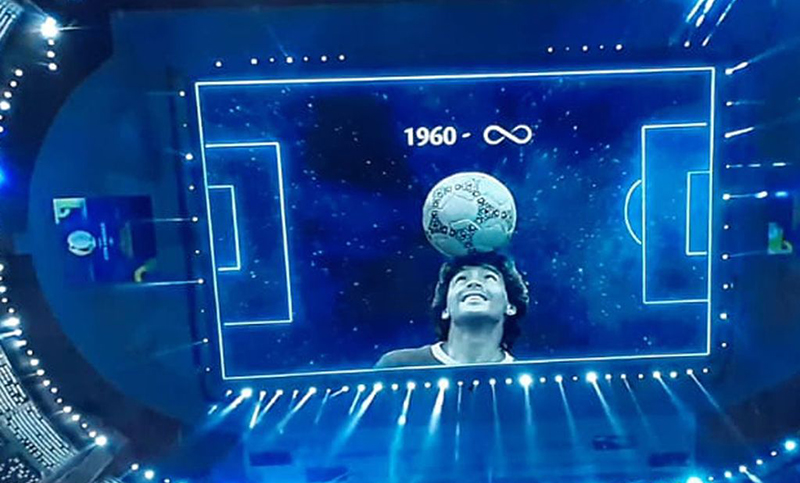 Con gambetas y hologramas, Conmebol homenajeó a Maradona previo al partido de Argentina