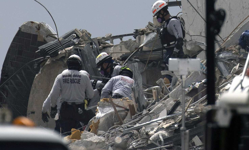 Se elevó a cinco el número de víctimas fatales por el derrumbe de un edificio en Miami