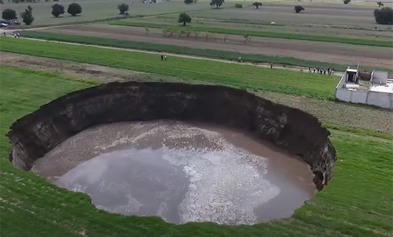 Asombrosos videos de cómo se generó un hoyo de 60 metros en un campo de cultivos de México