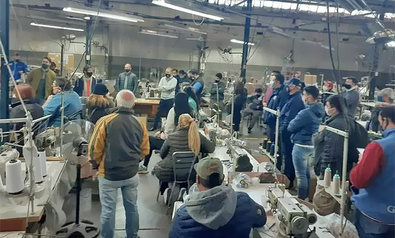 Trabajadores ocupan pacíficamente la fábrica de ropa interior Perlea para salvar 122 empleos