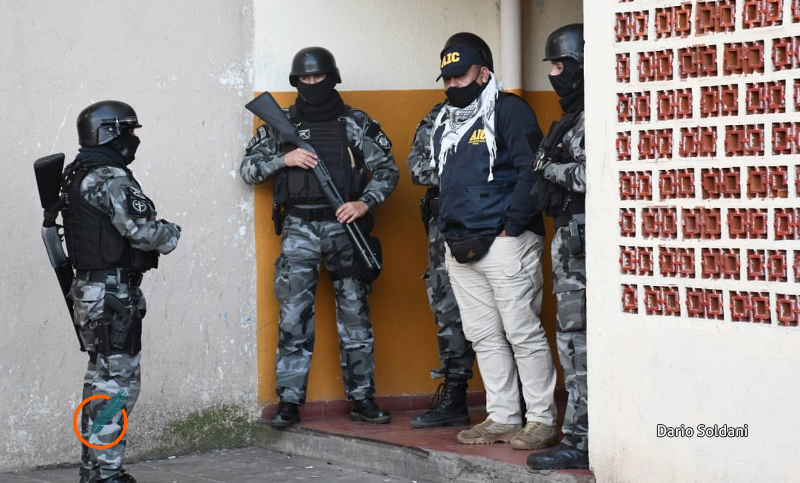 Batería de allanamientos en barrios Municipal y Tablada por balaceras, extorsiones y usurpaciones