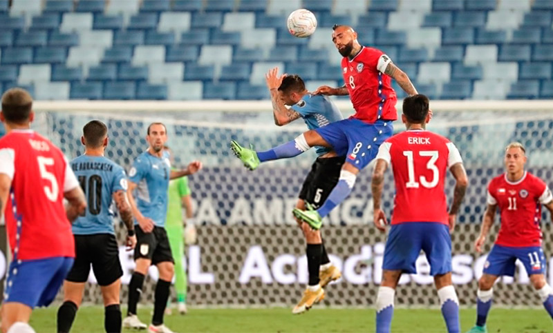 Chile empató 1 a 1 contra Uruguay y avanzó a la próxima ronda