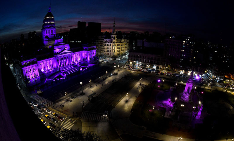 El Congreso se ilumina violeta a seis años del primer «Ni Una Menos»