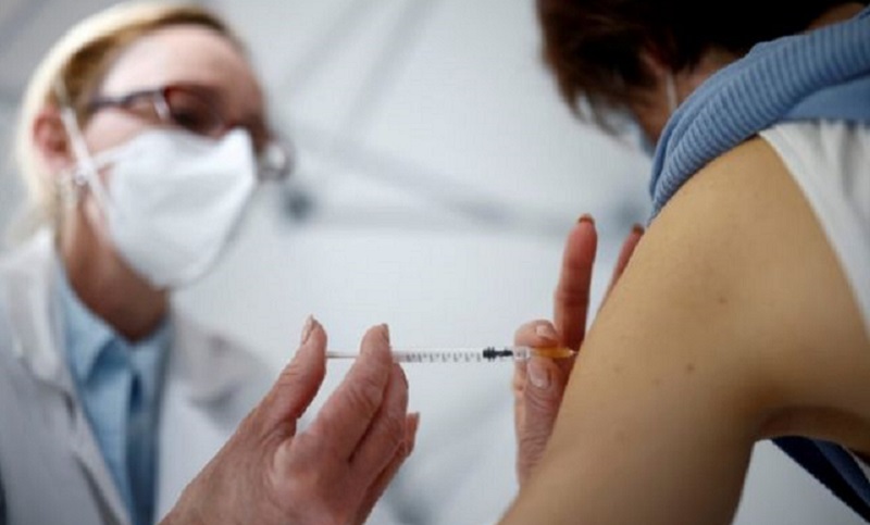 La vacuna contra el coronavirus será obligatoria para el personal de salud en Francia