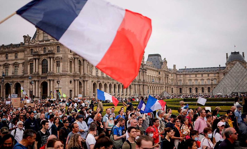 Más de 70 detenidos durante protestas contra los pases sanitarios en Francia