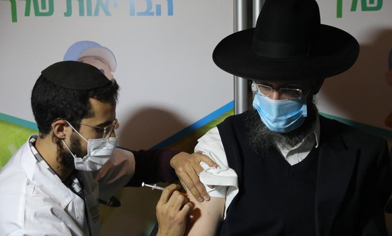 Israel es el primer país en vacunar a los mayores de 60 años con una tercera dosis