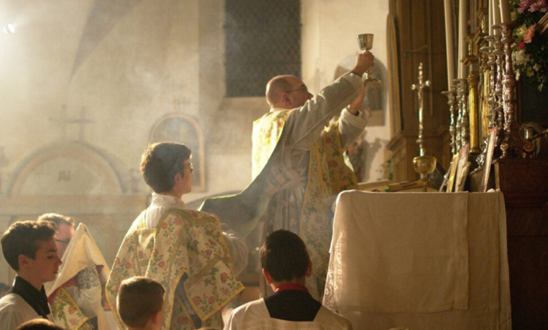Francisco restringe la posibilidad de celebrar misas en latín porque «aumenta las distancias»