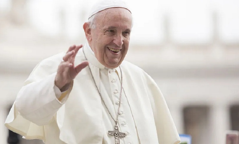 Operan al Papa por una “estenosis diverticular” en el colon