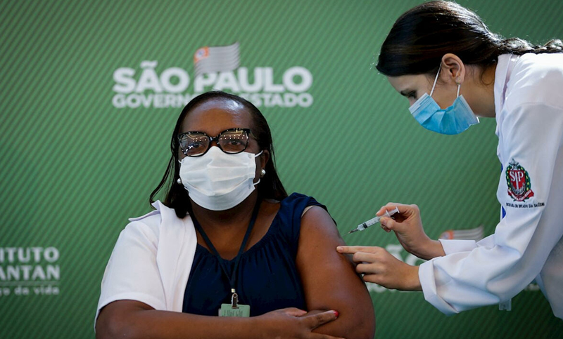 Investigan en Brasil cerca de 30.000 casos de personas que recibieron tercera dosis de vacunas