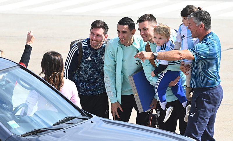 Una multitud recibió al campeón: Messi, Lo Celso y Di María ya están en Rosario