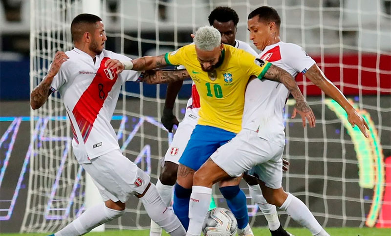 Brasil y Perú definen hoy al primer finalista de la Copa América