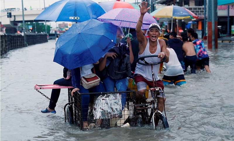 Las lluvias monzónicas azotan Filipinas y miles de familias huyen del agua