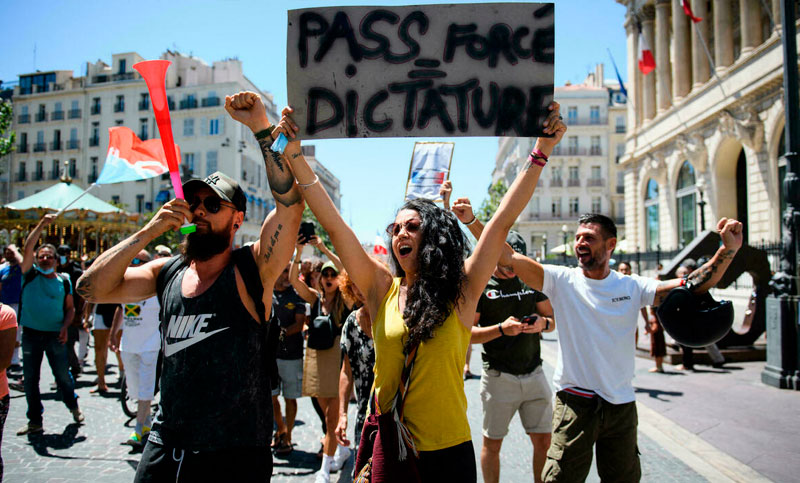 Ciento catorce mil personas marcharon en Francia contra la «dictadura sanitaria»