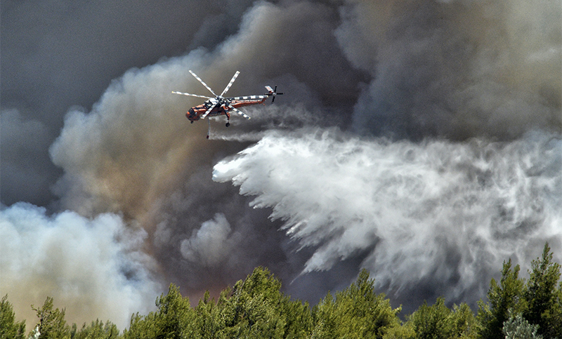 Un incendio forestal al pie del monte Pentélico amenaza viviendas en Atenas