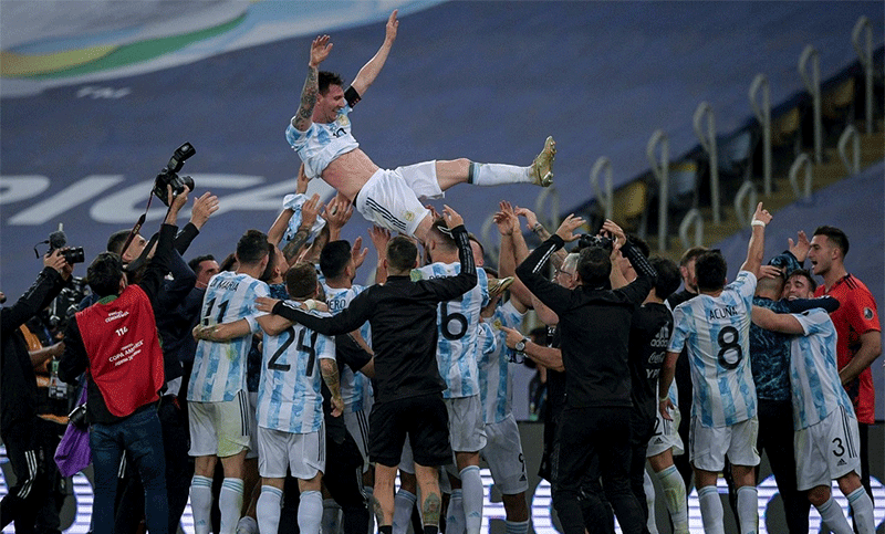 Messi, por los aires: levantó la Copa y su alegría es la de toda Argentina
