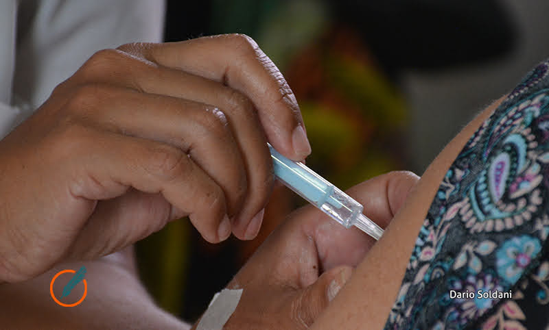 “Vacunarse sigue siendo un acto heroico”, afirman desde la Facultad de Medicina