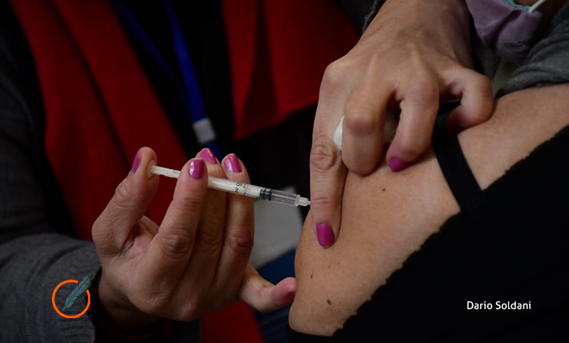 Vacunas: un grupo de rosarinos pidió informes al municipio y criticó la idea de «pase sanitario»