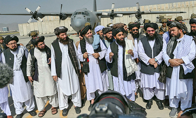Los talibanes desfilaron triunfales por el aeropuerto de Kabul tras la partida anticipada de EEUU