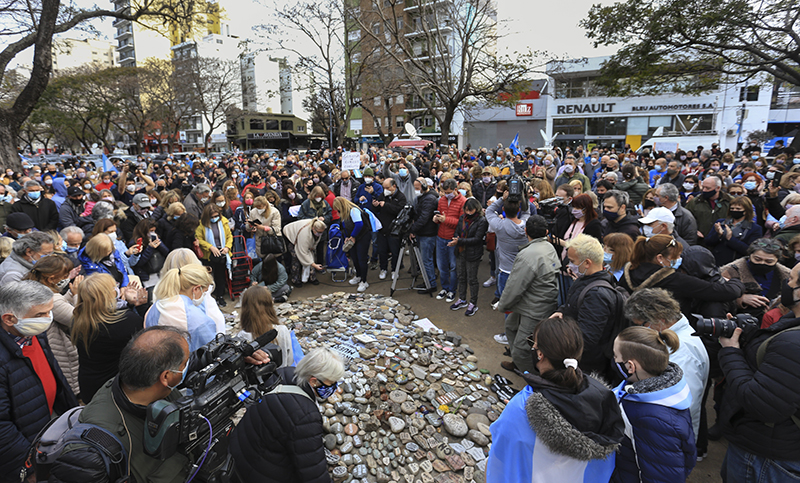 Marcha de las Piedras: homenaje a los fallecidos por Covid-19 y protesta contra el Gobierno