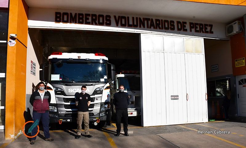 Finalmente, Bomberos Voluntarios de Pérez tienen su autobomba: «Fueron tres años y medio, pero acá está»