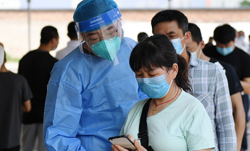 China sufre su mayor brote de coronavirus en meses, provocado por la variante Delta, y suma fuertes restricciones