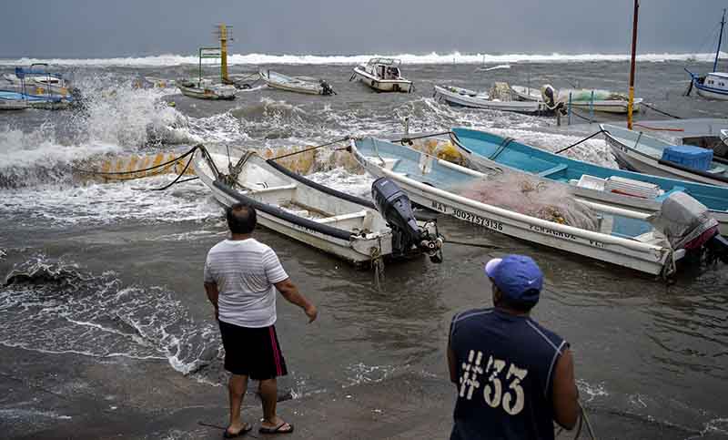El huracán Grace se convierte en categoría 2 Grace y ataca con furia las costas de México