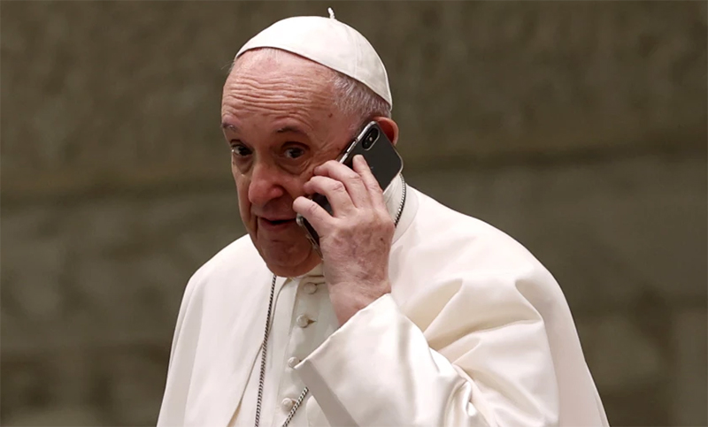 El Papa Francisco atendió su celular en medio de la audiencia general