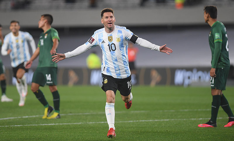 Con un Messi genial, Argentina goleó a Bolivia y festejó en el Monumental