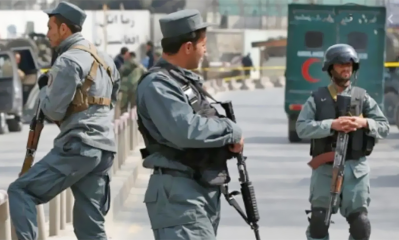 La policía trabaja junto a talibanes en el aeropuerto de Kabul que planean reabrir universidades