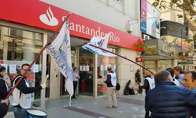 Bancarios se movilizan en la city porteña en rechazo de cierre de sucursales y otros reclamos