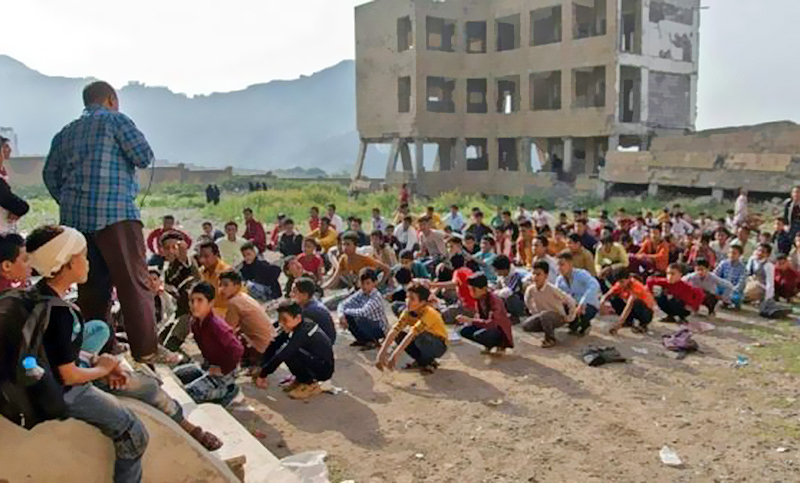 Los niños de Yemen retoman las clases, al aire libre, azotados por la guerra y la pandemia