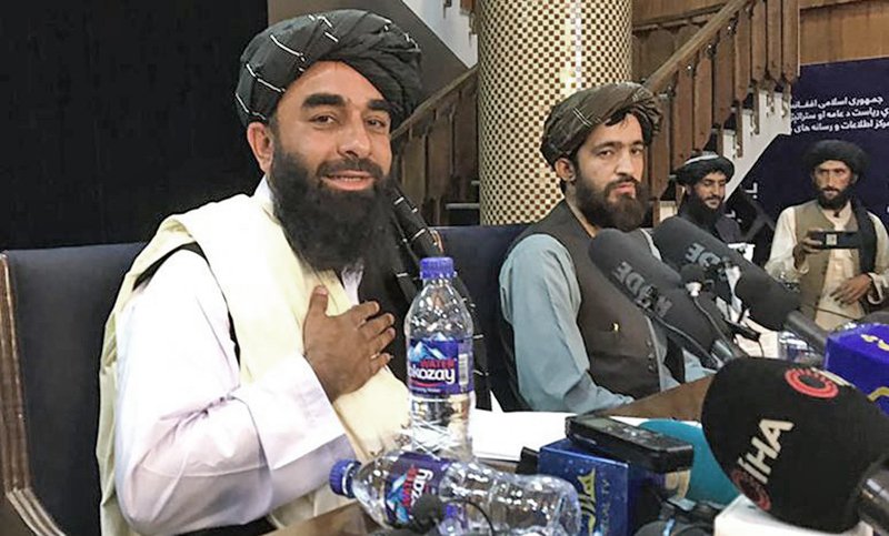 Los talibanes invitaron a Merkel a visitar Afganistán