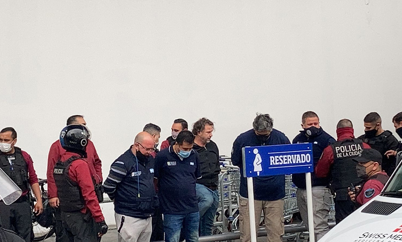 La policía porteña reprimió la protesta de trabajadores frente a un supermercado