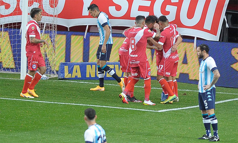 Argentinos se impuso 2 a 0 en La Paternal contra un Racing en declive