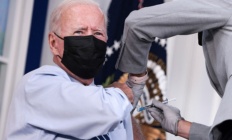 Joe Biden recibió hoy su tercera dosis de la vacuna contra el coronavirus