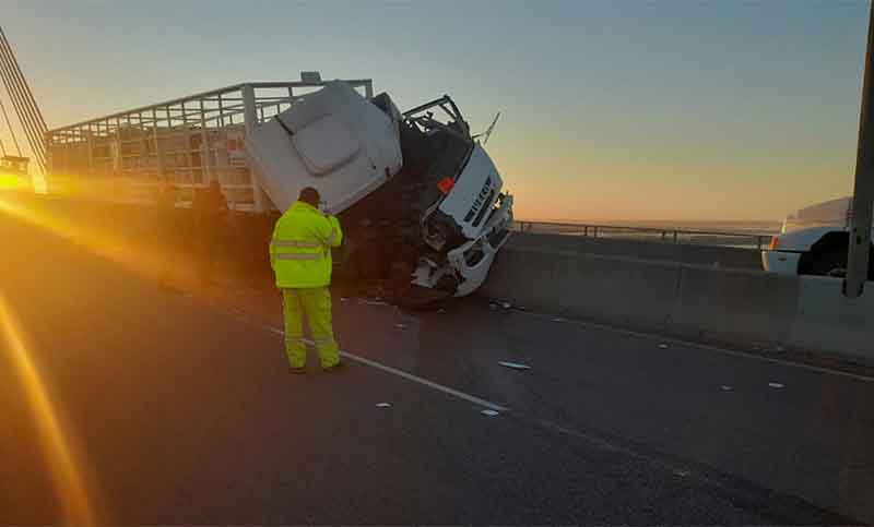 Puente Rosario-Victoria: volcó un camión y se produjo un caos de tránsito
